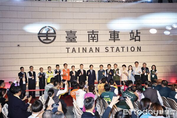 ▲總統賴清德、台南市長黃偉哲及交通部長陳世凱等人，出席台南車站揭牌典禮，見證鐵路地下化工程邁入通車倒數。（記者林東良翻攝，下同）