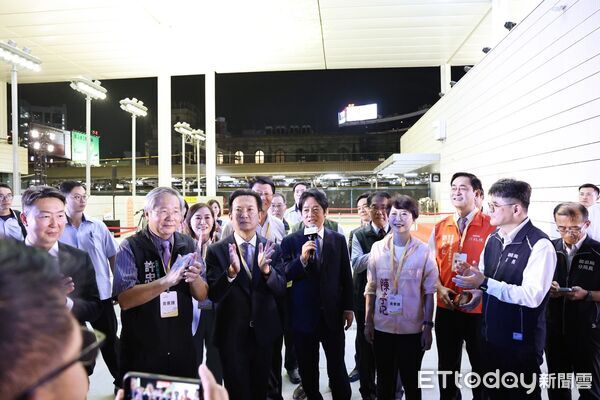 ▲總統賴清德、台南市長黃偉哲及交通部長陳世凱等人，出席台南車站揭牌典禮，見證鐵路地下化工程邁入通車倒數。（記者林東良翻攝，下同）
