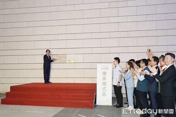 ▲總統賴清德、台南市長黃偉哲及交通部長陳世凱等人，出席台南車站揭牌典禮，見證鐵路地下化工程邁入通車倒數。（記者林東良翻攝，下同）