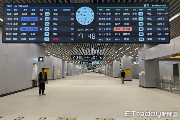▲總統賴清德、台南市長黃偉哲及交通部長陳世凱等人，出席台南車站揭牌典禮，見證鐵路地下化工程邁入通車倒數。（記者林東良翻攝，下同）