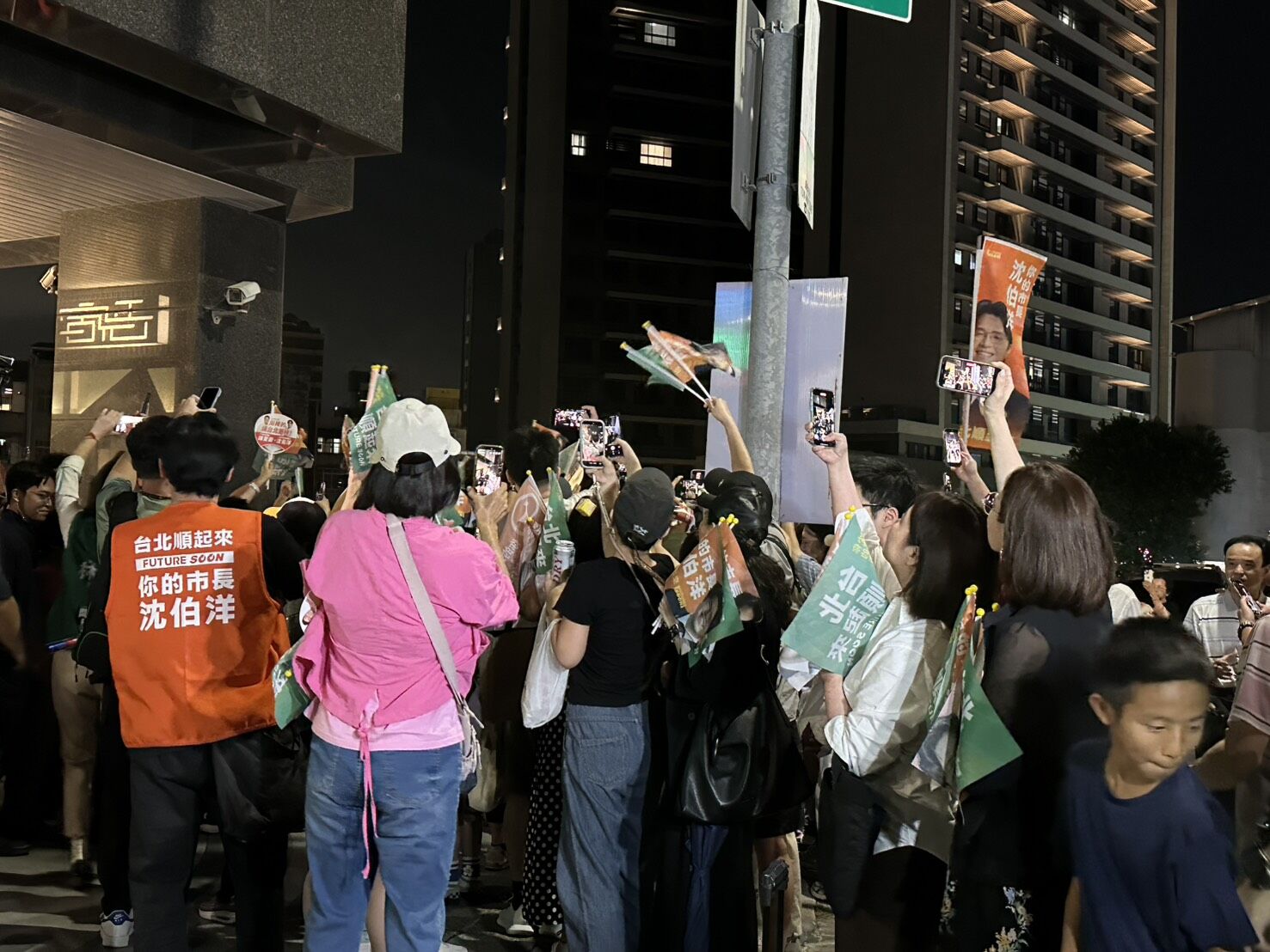 ▲▼民進黨台北市長參選人、立委沈伯洋10日晚間至石牌商城掃街拜票，現場湧入不少民眾要拍沈伯洋。（圖／記者詹詠淇攝）