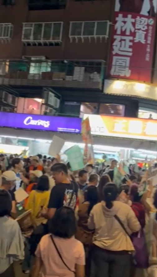 ▲▼民進黨台北市長參選人、立委沈伯洋10日晚間至石牌商城掃街拜票，現場湧入不少民眾要拍沈伯洋。（圖／沈伯洋競辦提供）