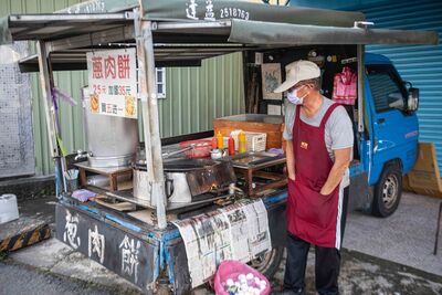 台南隱藏版蔥肉餅攤車、現擀現炸一份25元　加蛋再送古早味紅茶