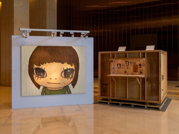 奈良美智逾1.8億「板條箱房間」台北亮相　三大拍賣行周末開展