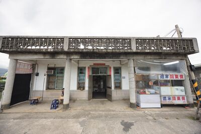 台東市郊洗石子老宅藏關東煮攤　坐騎樓矮桌邊吃邊賞田野景