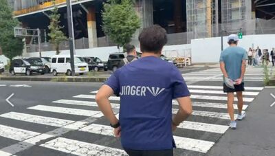 訪日考察運動驛站穿防彈背心狂奔　沈伯洋認出國就穿：畢竟被中通緝