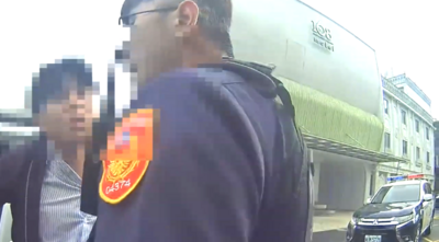 男開車路口昏睡！警狂敲車窗5分鐘沒反應　破窗濃烈酒味噴出