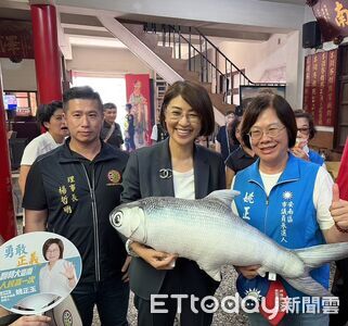 許淑華南下台南助選　姚正玉送虱目魚祝「一尾魚、三個有餘」