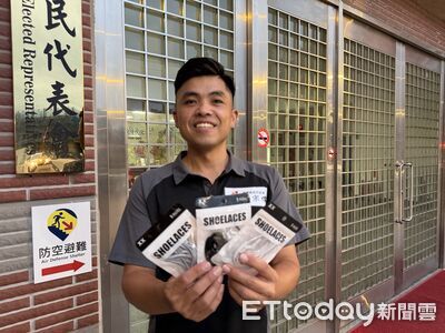 競選小物選得巧！蔡宗儒以長照「通用設計」理念挑彈性鞋帶