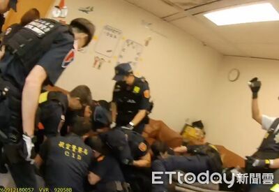妻吵架負氣出國!莽夫追上想「臨櫃買票」…竟持刀挾持實習生