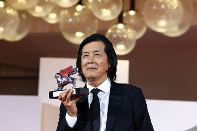 威尼斯影展／李滄東隔8年奪評審團大獎！72歲影帝視訊領獎　丹麥隔71年抱金獅
