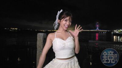 暗黑女神現身淡水老街!川越鈴子挑戰「夾娃娃+撈金魚」