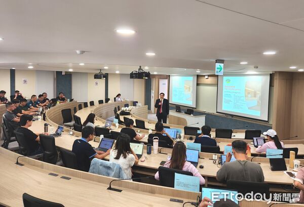 ▲藝群醫學美容集團董事長王正坤受邀在成功大學管理學院EMBA開課，分享30多年連鎖企業經營實戰經驗。（記者林東良翻攝，下同）