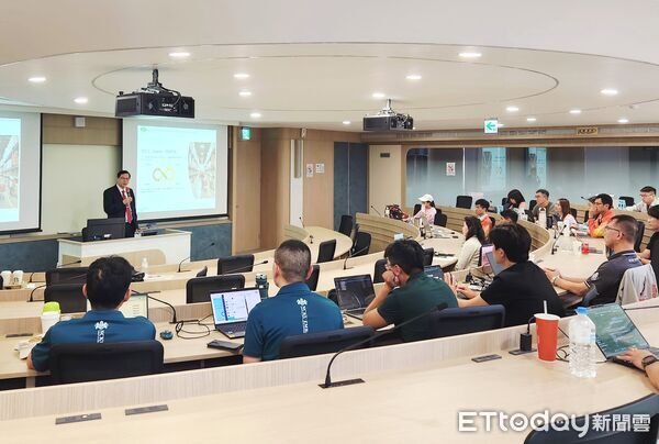 ▲藝群醫學美容集團董事長王正坤受邀在成功大學管理學院EMBA開課，分享30多年連鎖企業經營實戰經驗。（記者林東良翻攝，下同）