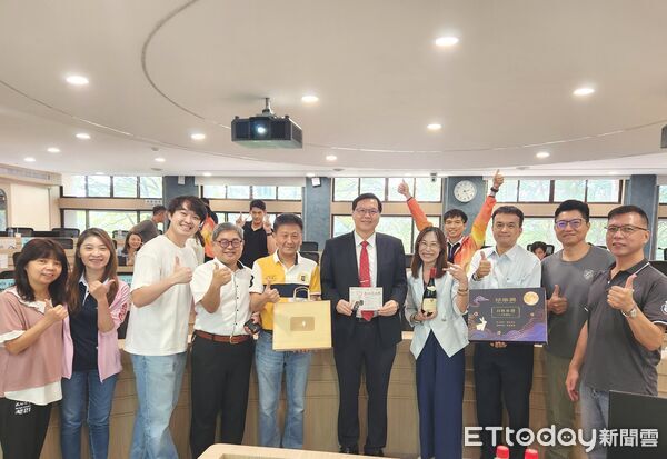 ▲藝群醫學美容集團董事長王正坤受邀在成功大學管理學院EMBA開課，分享30多年連鎖企業經營實戰經驗。（記者林東良翻攝，下同）