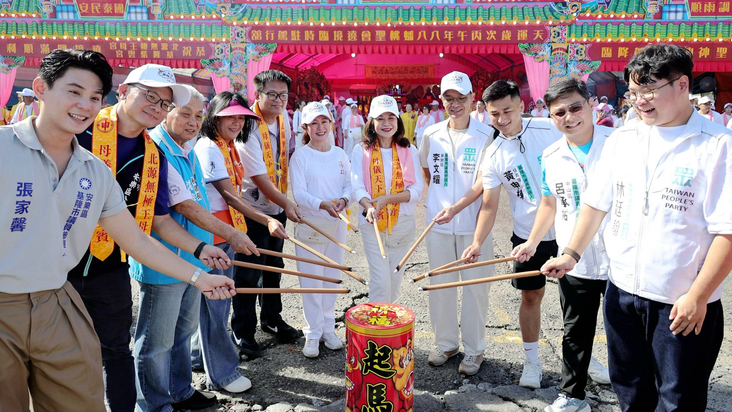 ▲王母娘娘首度繞境賜福基隆 邱佩琳陪信眾祈求國泰民安。（圖／記者郭世賢翻攝）