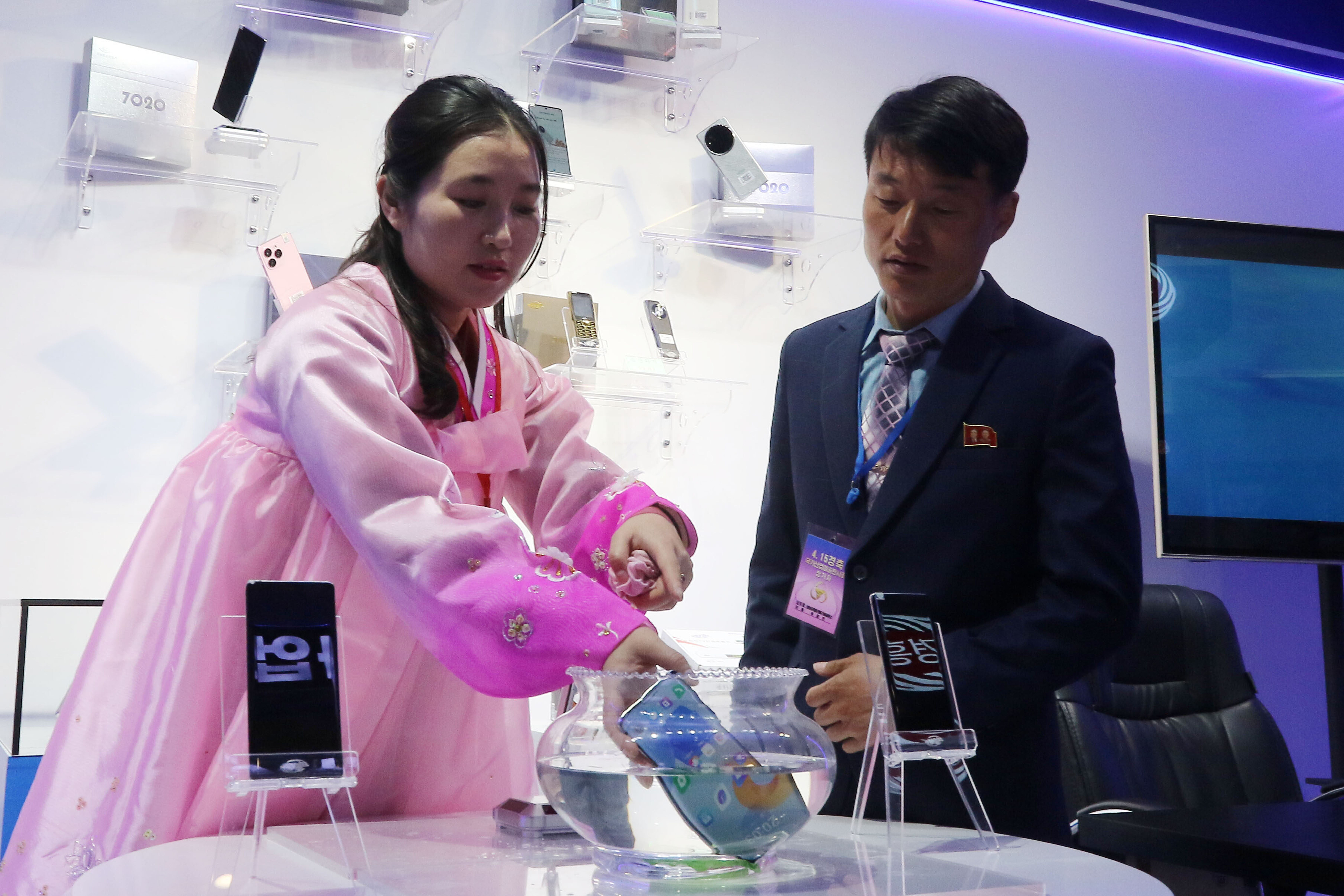 ▲▼在北韓平壤舉行的全國工業藝術展，一名男子正在觀看具有防水和水下攝影功能的智慧型手機。（圖／達志影像／美聯社）