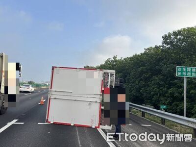 國1大貨車自撞護欄慘翻!車流一度回堵 26歲女駕駛送醫