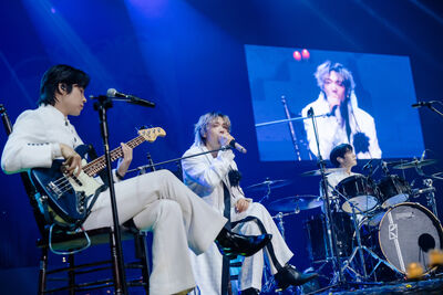 對尬隔壁棚水炸彈!FTISLAND「震胸舞」跳〈BAD〉李洪基衝二樓追粉