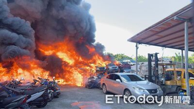 快訊/基隆七堵廢棄車場烈火狂燒 黑煙竄天驚悚畫面曝