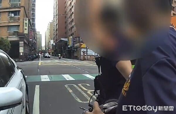 ▲▼經查證陳男涉嫌冒充公職人員，警方將陳男帶回偵辦。（圖／桃園警分局提供）