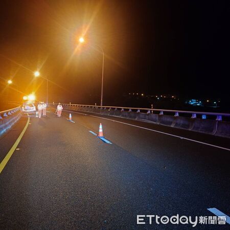 ▲▼自小客車疑自撞國道5號蘇澳出口匝道內側護欄，但人離奇陳屍高橋架下方深約8公尺的冬山鄉公所清潔隊場地。（圖／記者游芳男翻攝，下同）