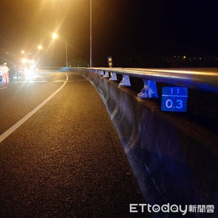 ▲▼自小客車疑自撞國道5號蘇澳出口匝道內側護欄，但人離奇陳屍高橋架下方深約8公尺的冬山鄉公所清潔隊場地。（圖／記者游芳男翻攝，下同）