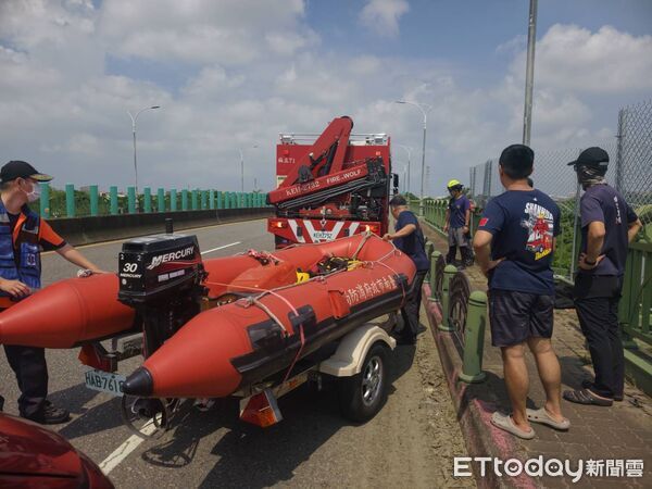 ▲台南一名37歲郭姓男子13日凌晨失聯，機車被發現留在麻豆區麻善大橋附近，消防人員沿曾文溪展開搜索。（記者林東良翻攝，下同）