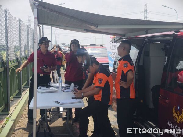 ▲台南一名37歲郭姓男子13日凌晨失聯，機車被發現留在麻豆區麻善大橋附近，消防人員沿曾文溪展開搜索。（記者林東良翻攝，下同）
