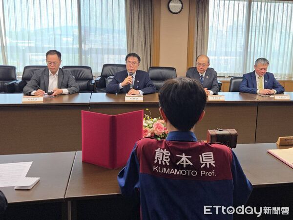 ▲台南市長黃偉哲代表市民前往熊本，將募得的5500萬日圓震災善款轉交熊本縣及宇城地域。（記者林東良翻攝，下同）