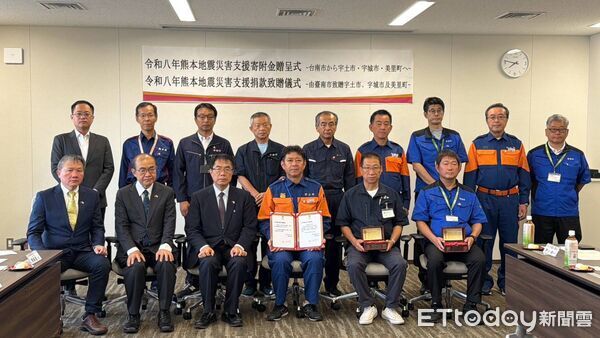 ▲台南市長黃偉哲代表市民前往熊本，將募得的5500萬日圓震災善款轉交熊本縣及宇城地域。（記者林東良翻攝，下同）
