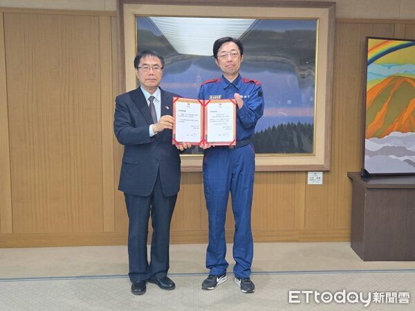 ▲台南市長黃偉哲代表市民前往熊本，將募得的5500萬日圓震災善款轉交熊本縣及宇城地域。（記者林東良翻攝，下同）