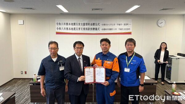 ▲台南市長黃偉哲代表市民前往熊本，將募得的5500萬日圓震災善款轉交熊本縣及宇城地域。（記者林東良翻攝，下同）
