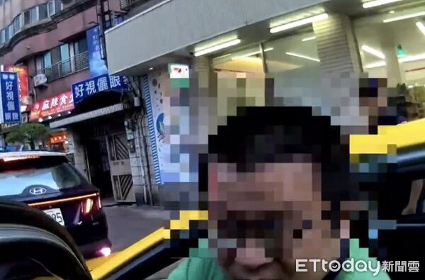 ▲▼陳男下車後被查出為竊盜通緝犯，企圖逃逸被員警壓制上銬。（圖／桃園保大提供）