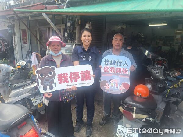 ▲長濱分駐所員警結合勤區查察勤務深入社區宣導「停讓行人」。（圖／記者楊晨東翻攝）