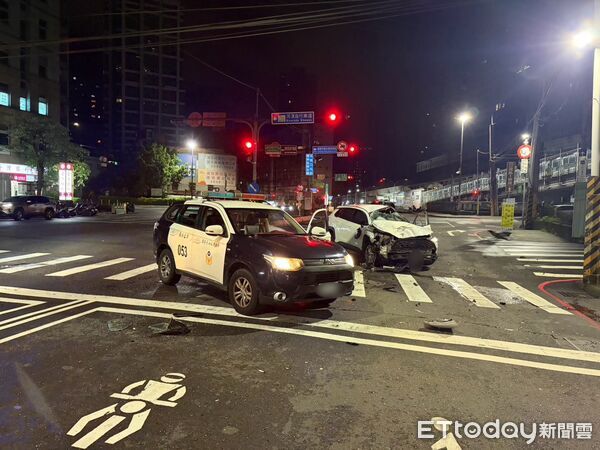 ▲汐止13日凌晨發生毒駕車禍、2人遭追撞送醫治療。（圖／記者張君豪翻攝）