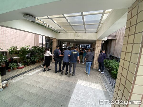 ▲▼             蔡姓男子闖入桃園機場員工休息室，持刀挾持實習生，13日下午移送。（圖／記者沈繼昌翻攝，下同）