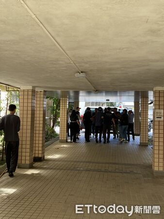 ▲▼             蔡姓男子闖入桃園機場員工休息室，持刀挾持實習生，13日下午移送。（圖／記者沈繼昌翻攝，下同）