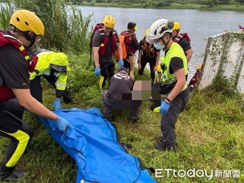 ▲▼蘆洲微風運河發現浮屍，男子撈起時已明顯死亡             。（圖／記者陳以昇翻攝）