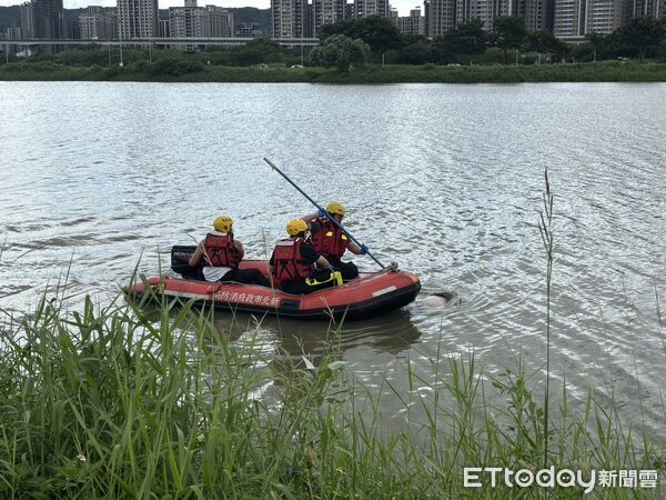 ▲▼蘆洲微風運河發現浮屍，男子撈起時已明顯死亡             。（圖／記者陳以昇翻攝）