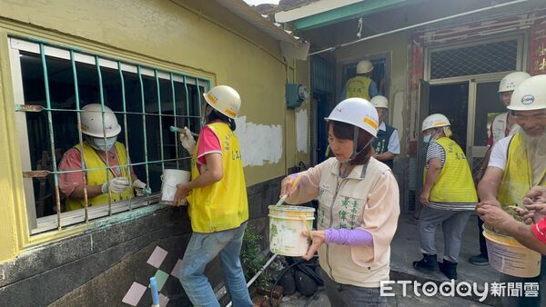 ▲台南市做工行善團13日兵分兩路,前往官田區及南區協助弱勢家庭修繕房屋。(記者林東良翻攝,下同)