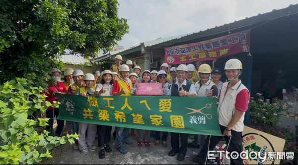 ▲台南市做工行善團13日兵分兩路,前往官田區及南區協助弱勢家庭修繕房屋。(記者林東良翻攝,下同)