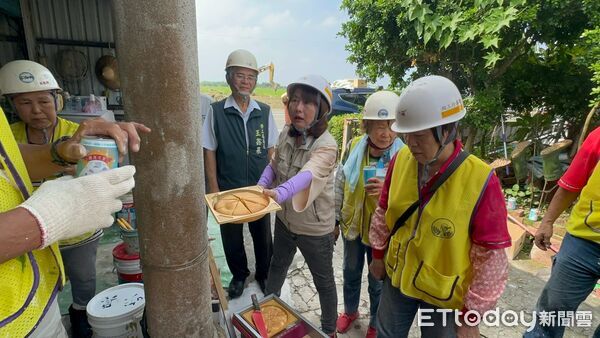 ▲台南市做工行善團13日兵分兩路,前往官田區及南區協助弱勢家庭修繕房屋。(記者林東良翻攝,下同)