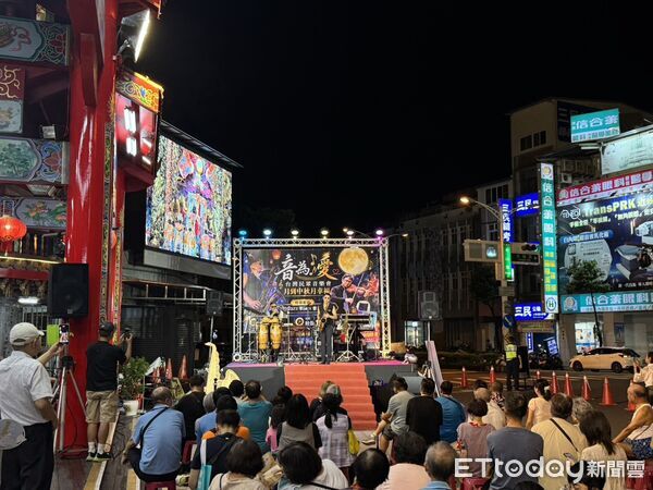 ▲台灣民眾黨屏東縣黨部在屏東市慈鳳宮舉辦「音為愛・月到中秋月幸福」音樂會。(圖/林育先提供)