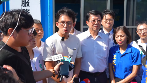 ▲民眾黨主席黃國昌13日與國民黨台南市長參選人謝龍介替藍白聯合聯合服務中心揭幕並受訪。（圖／民眾黨提供）
