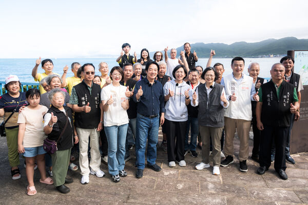 ▲▼萬里當地人、總統賴清德請前總統蔡英文、黨籍新北市長參選人蘇巧慧吃當季萬里螃蟹。（圖／蘇巧慧競總提供）