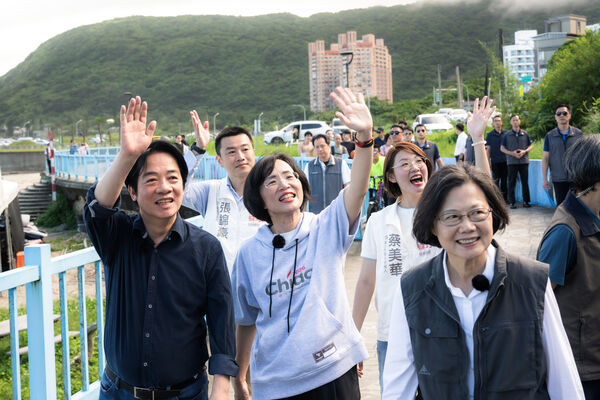 ▲▼萬里當地人、總統賴清德請前總統蔡英文、黨籍新北市長參選人蘇巧慧吃當季萬里螃蟹。（圖／蘇巧慧競總提供）