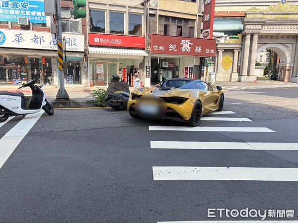 ▲一金黃色McLaren 720S，行經路口準備迴轉往西時，撞擊送餐員楊男普重機車。（圖／記者張君豪翻攝）