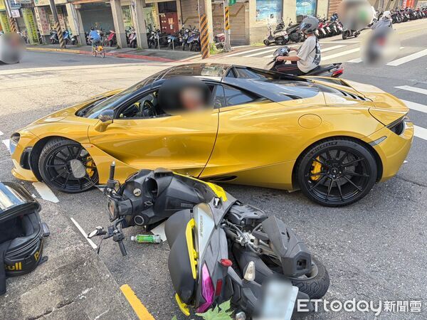 ▲一金黃色McLaren 720S，行經路口準備迴轉往西時，撞擊送餐員楊男普重機車。（圖／記者張君豪翻攝）