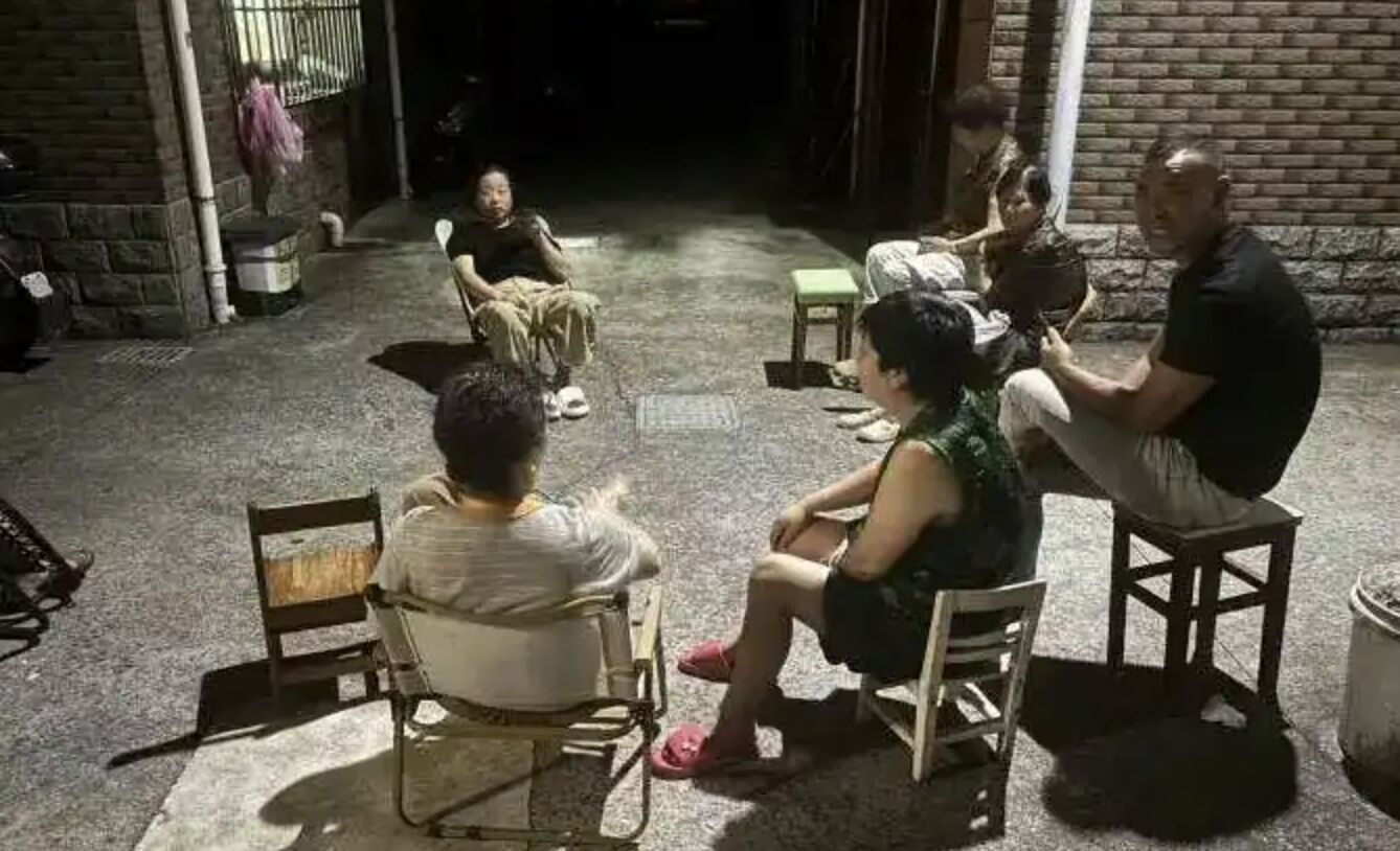 ▲張姓漁民鄰居街坊對他的奇蹟生還議論紛紛。（圖／翻攝濟南時報）